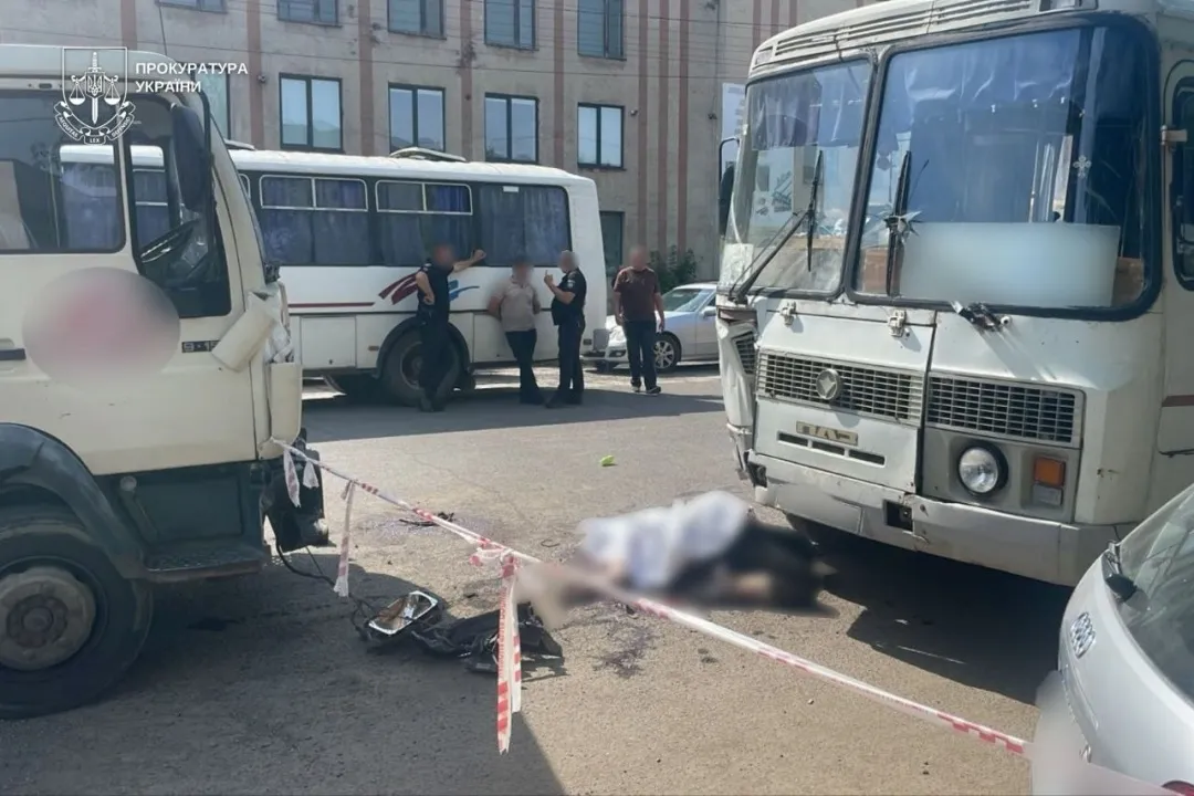 На Закарпатті вантажівка в’їхала у пасажирів автобуса, є загиблі та поранені
