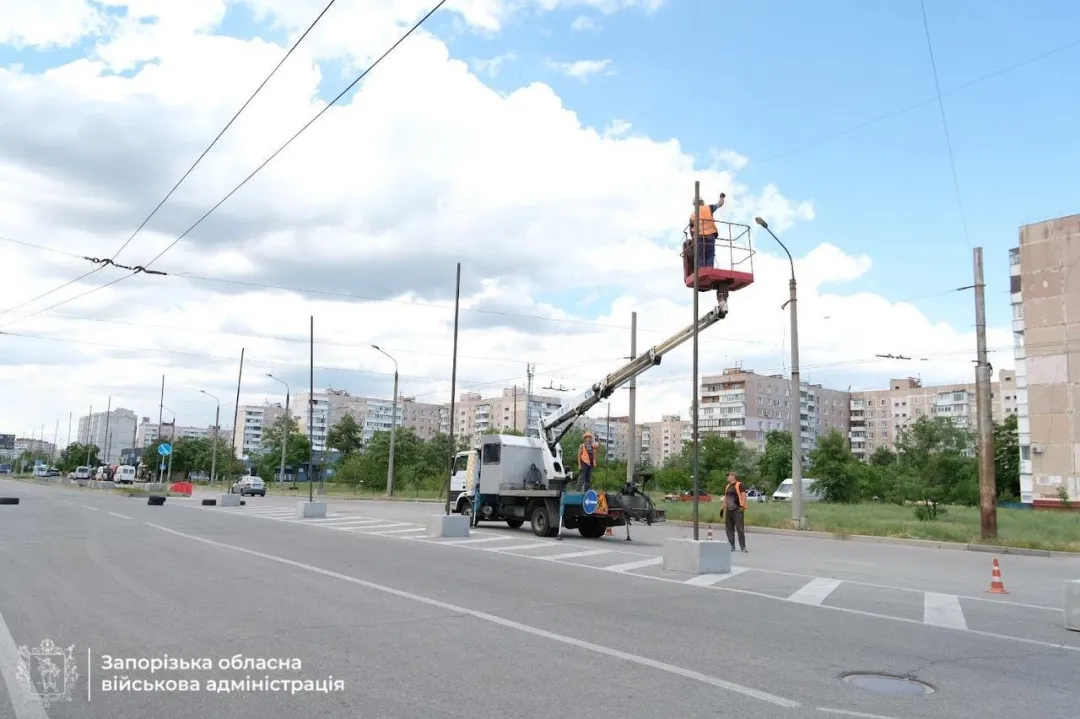 У Запоріжжі на зупинках громадського транспорту встановлюють антидронові сітки