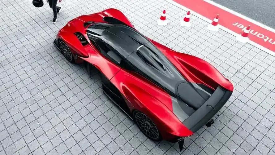 Aston Martin відкликає гіперкари Valkyrie через ризик займання