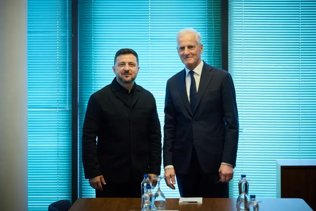 Премьер-министр Норвегии повторил греблю викингов рядом с Зеленским