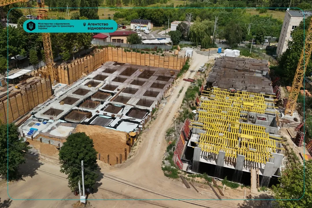 Фото: у Гостомелі зводять багатоповерхівки на місці знищених рф будинків