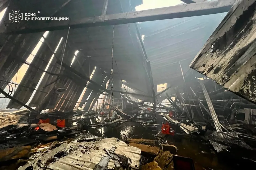 У Кривому Розі загасили пожежу в ТРЦ після удару РФ