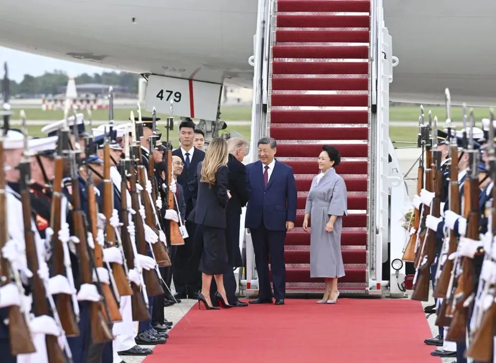 Трамп зустрів Сі Цзіньпіна з червоною доріжкою, як Путіна на Алясці, — Associated Press