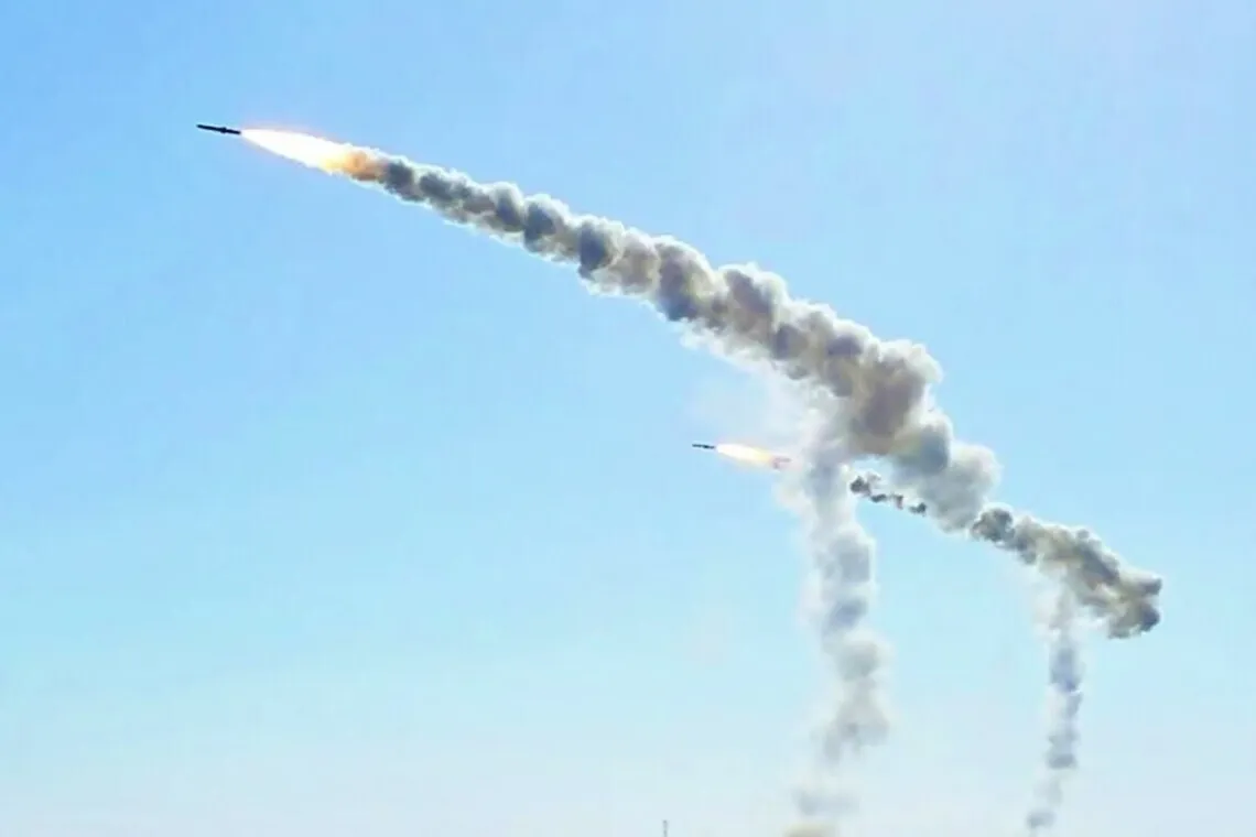 росія атакувала Київ балістикою, спалахнули пожежі, є постраждалі росія атакувала Київ балістикою, спалахнули пожежі, є постраждалі