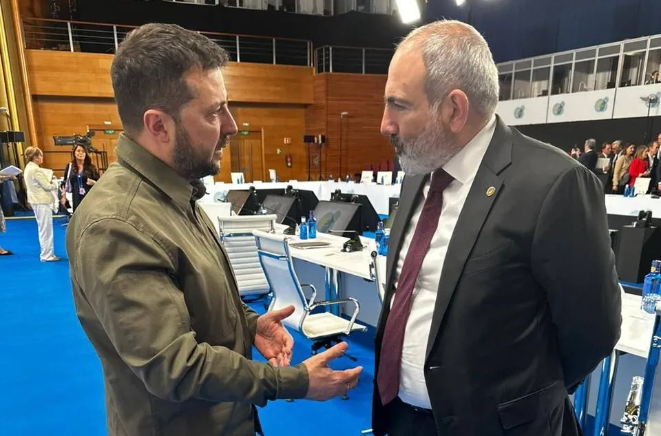 Зеленський привітав Пашиняна з перемогою на парламентських виборах