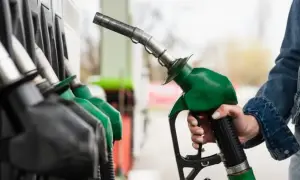 росіянам загрожують дощі з сірчаної кислоти через пожежу в Туапсе