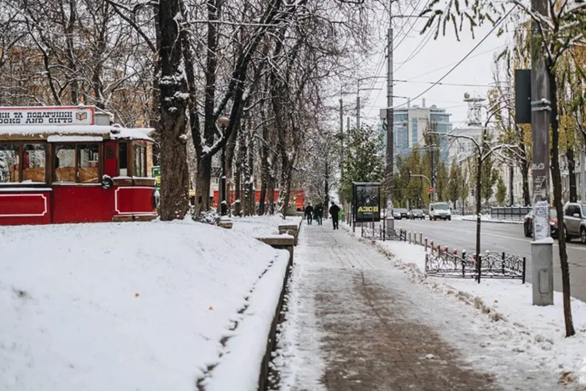 Через ожеледицю та сніг в Україні за добу сталося понад 400 ДТП, десятки постраждалих