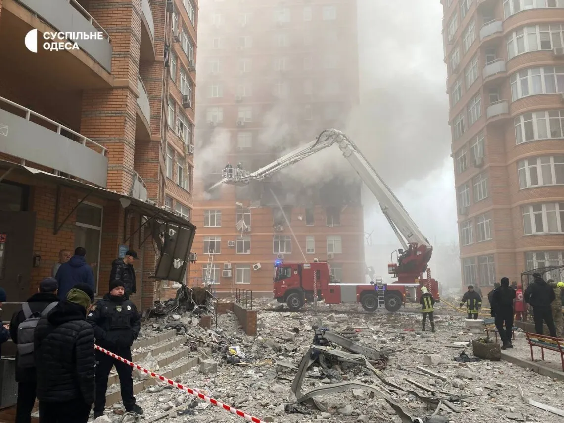 Відео: в Одесі РФ вдарила безпілотником по багатоповерхівці, є постраждалі