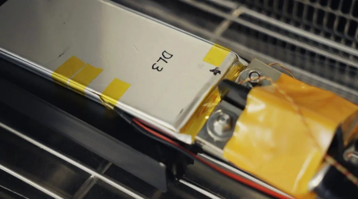 A solid-state battery capable of operating for over 1,300 hours has been developed in Japan