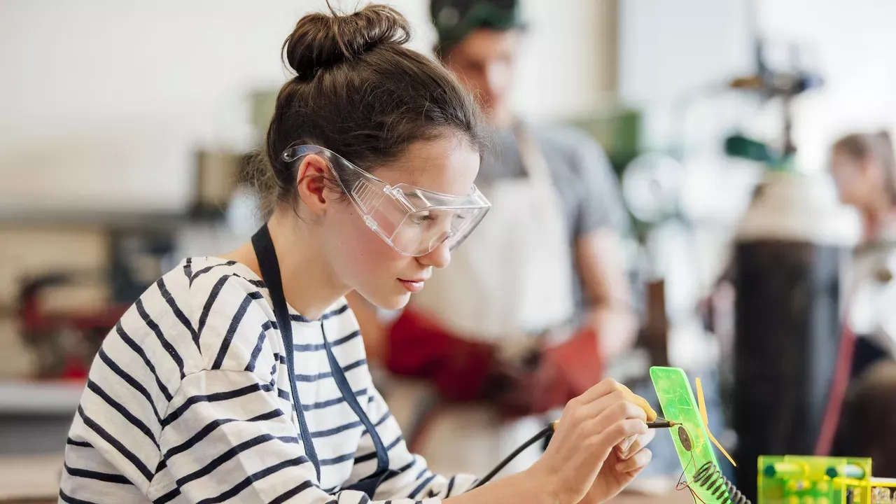 Дрони, автомати й протигази, що тепер викладатимуть у школах РФ