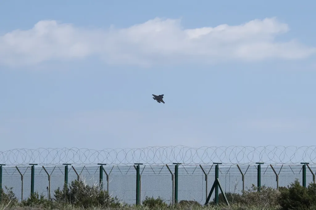 Греція підняла в повітря F-16 через підозрілий об’єкт над Кіпром