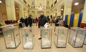 Фото: депутати з Нікополя на сесії стріляли та обливалися зеленкою