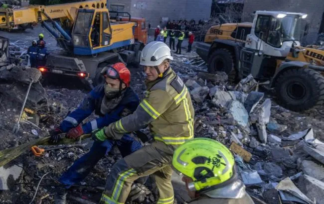 Кількість загиблих внаслідок удару по Києву зросла до 24