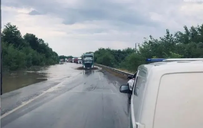 Potężna ulewa zalała drogi na zachodzie Ukrainy