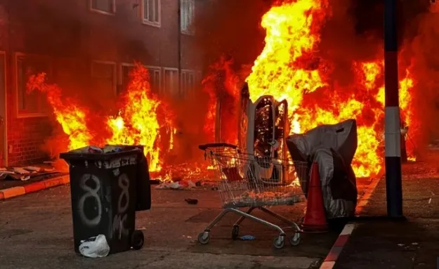 У столиці Північної Ірландії спалахнули масові заворушення після нападу з ножем