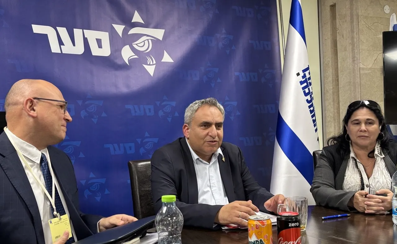 Minister rządu Izraela Ze’ew Elkin oświadczył: «Żyjemy na beczce prochu i nie możemy przekazać części naszego systemu obrony przeciwlotniczej»