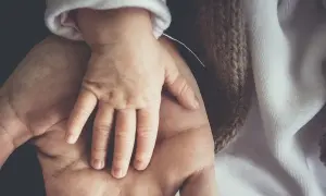 Фото: львівські хірурги видалили 12-річній дівчинці пухлину вагою 4 кілограми