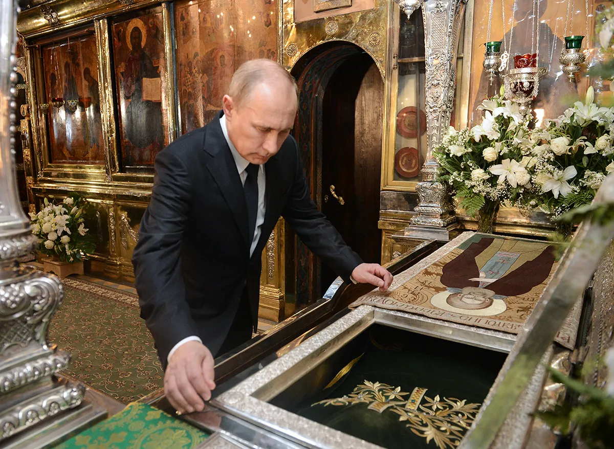 Відео: Путіну подарували «чудотворні ікони» на плитах із бронежилетів