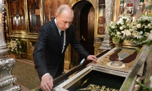 Відео: Путіну подарували «чудотворні ікони» на плитах із бронежилетів