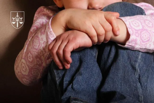 Начальницю служби у справах дітей підозрюють у бездіяльності