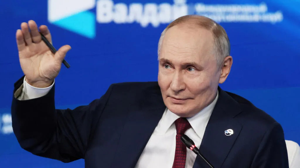 putin zaczął starannie przygotowywać się do szczytu w Budapeszcie, który odwołał Trump