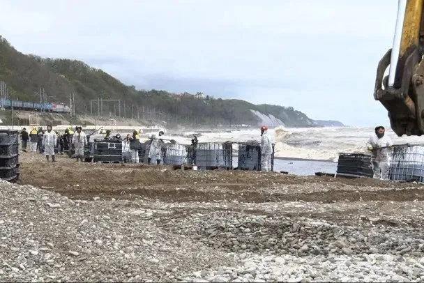 У Туапсе ліквідовують наслідки розливу нафтопродуктів після атаки БпЛА