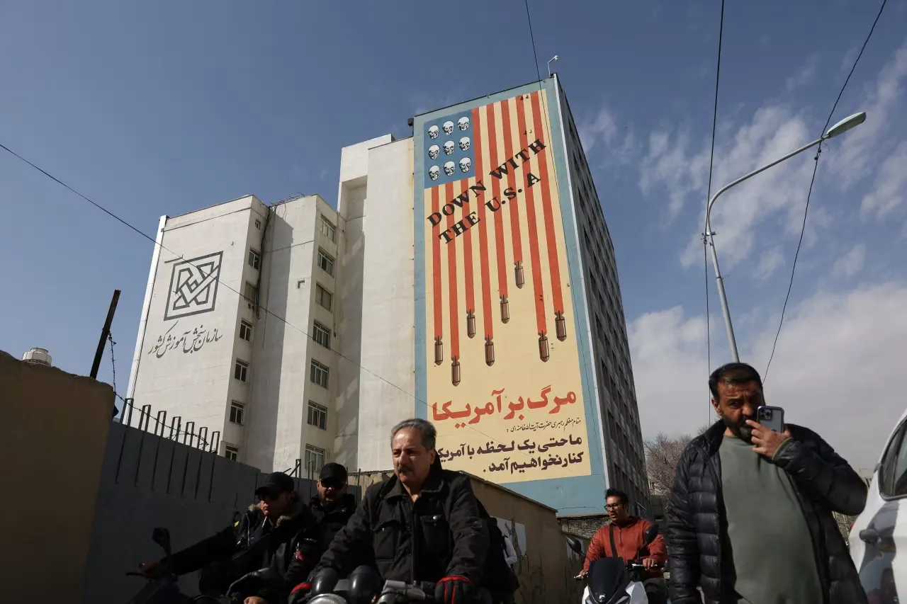 Іран під обстрілом США та Ізраїлю, президент США попереджає про втрати