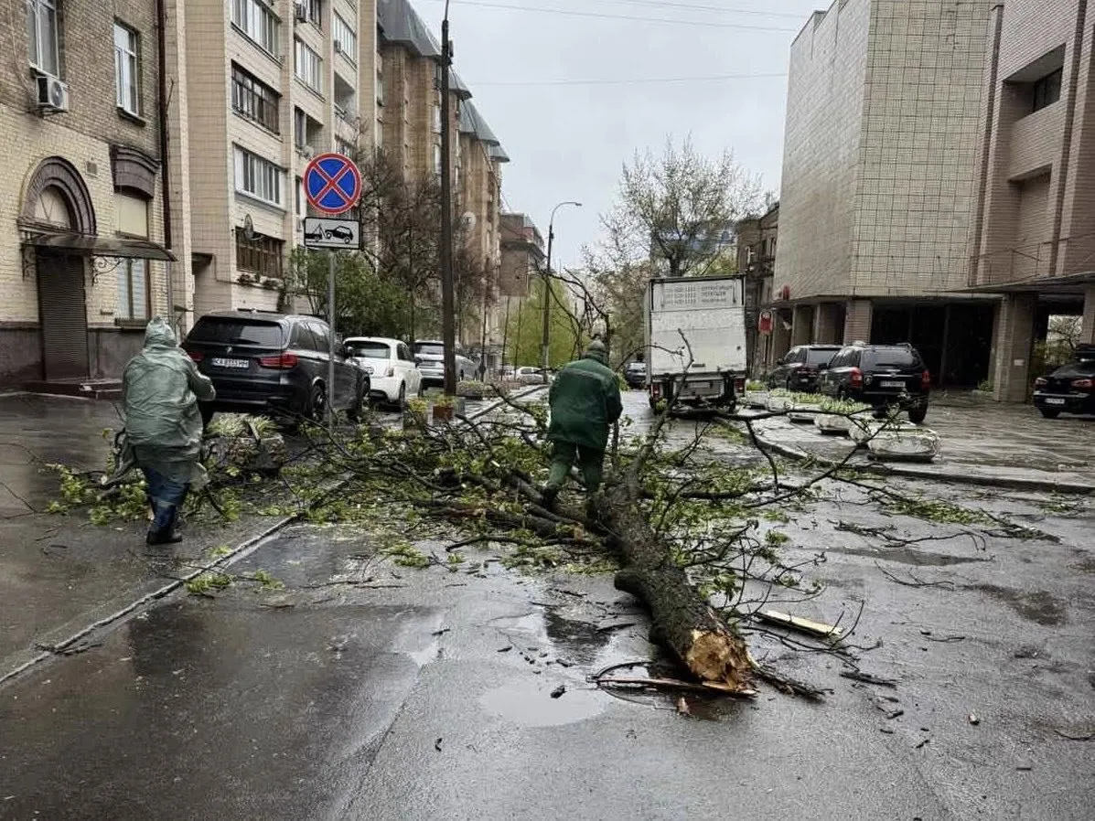 Відео: Київ та область накрила злива з градом, є наслідки