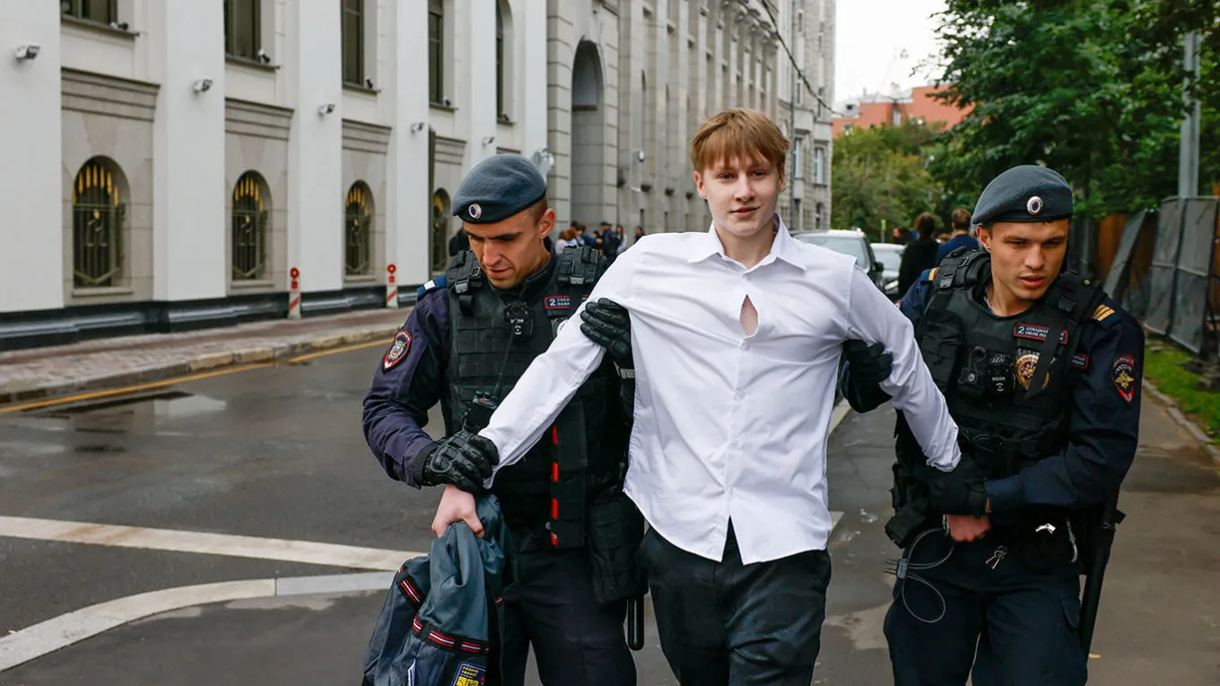 В Москве возле Верховного суда задержали более 30 сторонников партии «Яблоко»