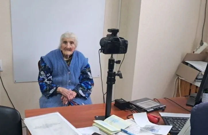 100-річна українка з Донеччини отримала закордонний паспорт для подорожі до Європи