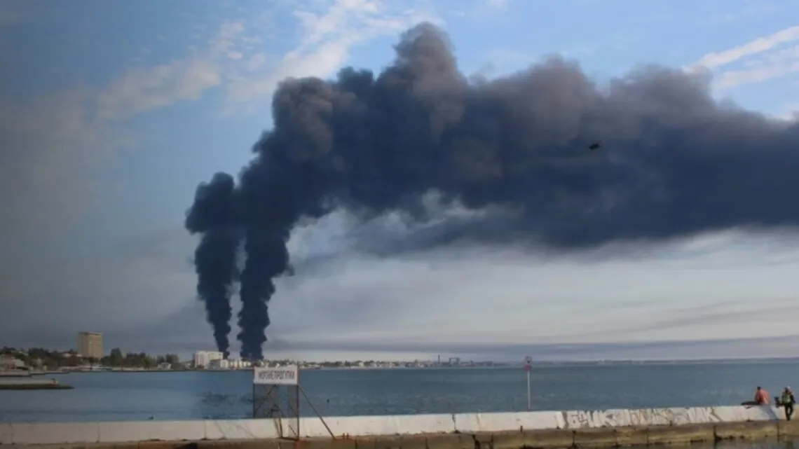 W Feodosiji nadal płonie baza paliwowa po ukraińskim ataku