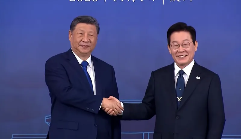 Сі Цзіньпін пожартував про стеження у подарованих президенту Південної Кореї телефонах Xiaomi