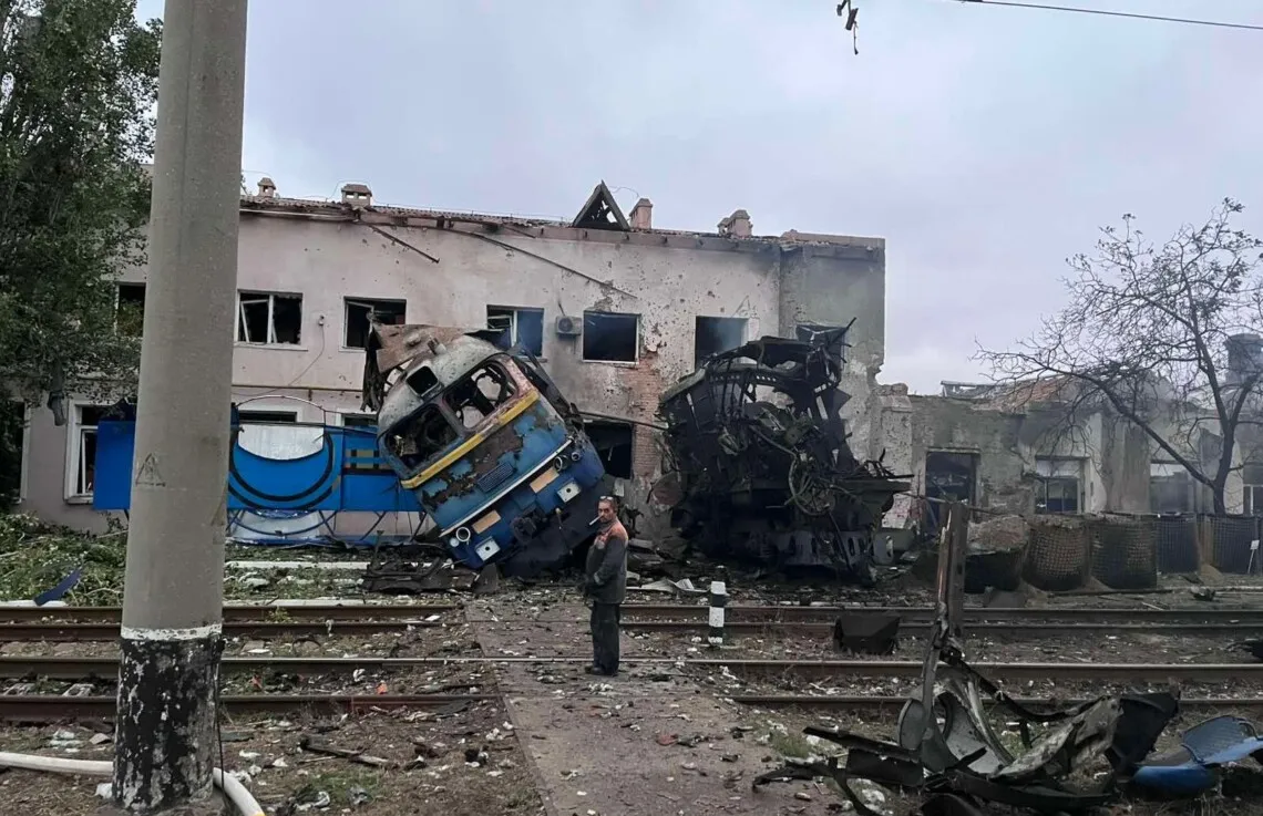 Росія вдарила по залізничному депо в Києві та вбила семеро людей