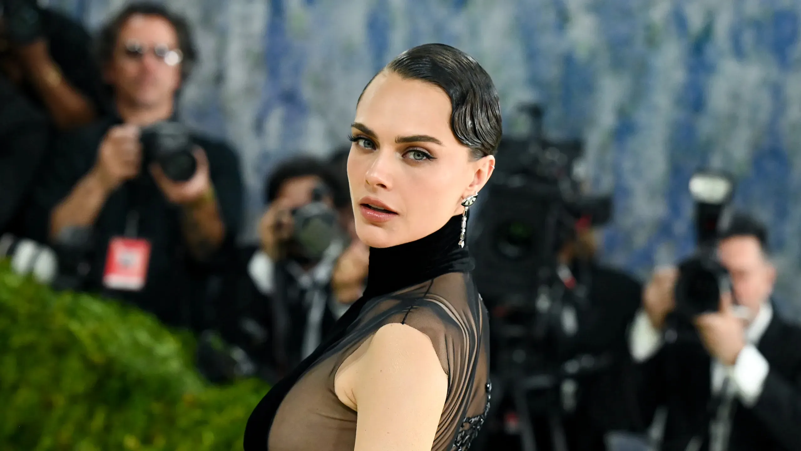 На Met Gala 2026 Кара Делевінь здивувала своїм образом зі спини