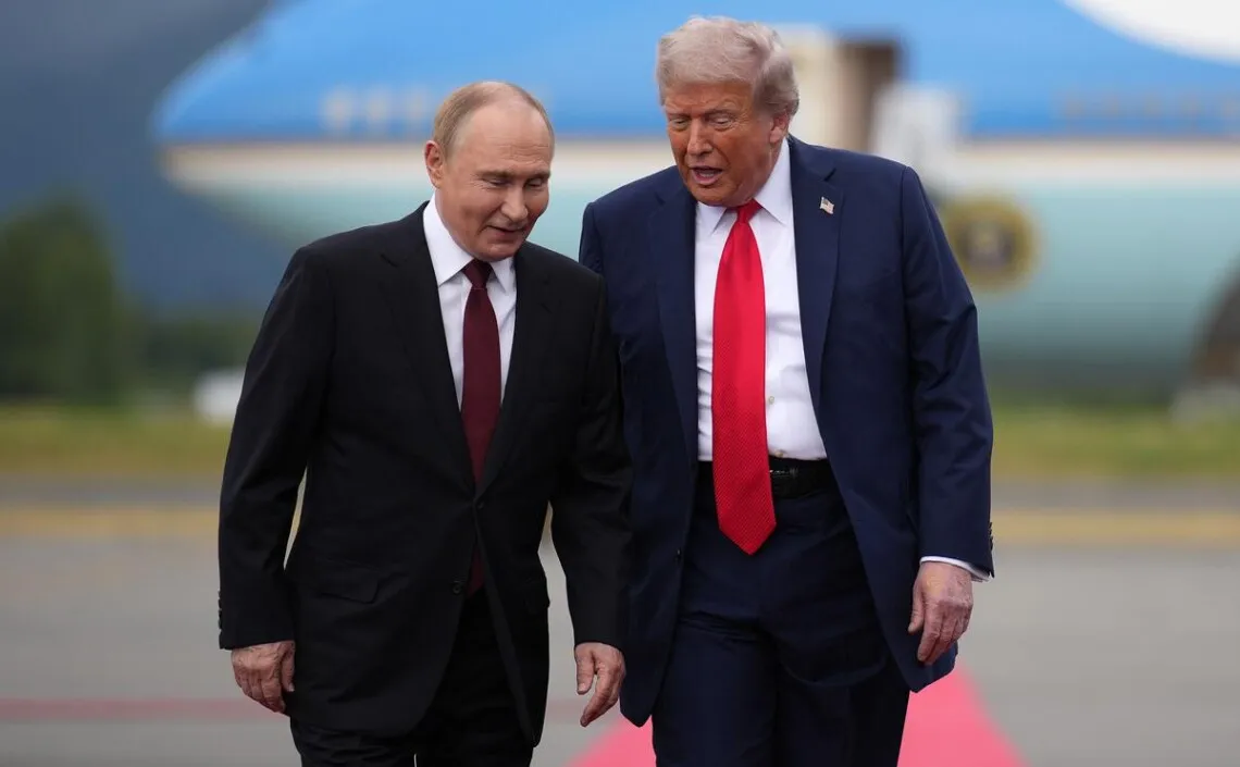 У Білому домі з'яаилось фото Трампа і Путіна після саміту на Алясці, — PBS News