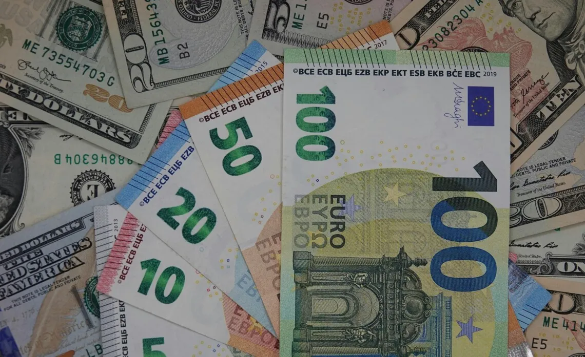 Курс валют в Україні 5 вересня: скільки коштуватиме долар та євро