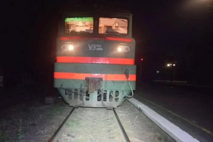 Во Львове пассажирский поезд насмерть сбил 20-летнего молодого человека