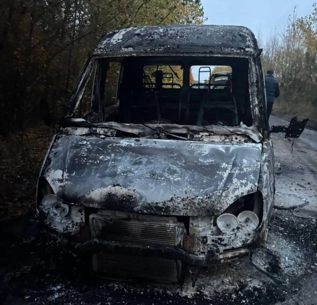 Ворог вдарив дроном по автівці енергетиків на Чернігівщині, є загиблі і поранені Ворог вдарив дроном по автівці енергетиків на Чернігівщині, є загиблі і поранені