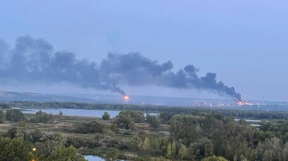 Дрони атакували НПЗ Лукойла у Пермі, спалахнула пожежа