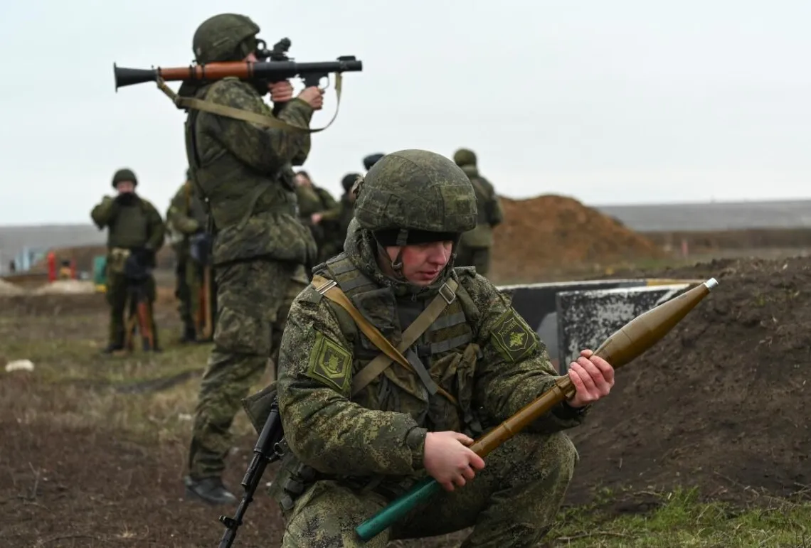В сети появилось видео жестокого избиения российских военных собственным командиром