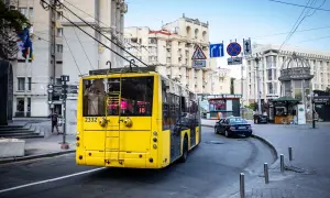 Фото: спецназ знешкодив чоловіка, який погрожував підірвати Міст метро