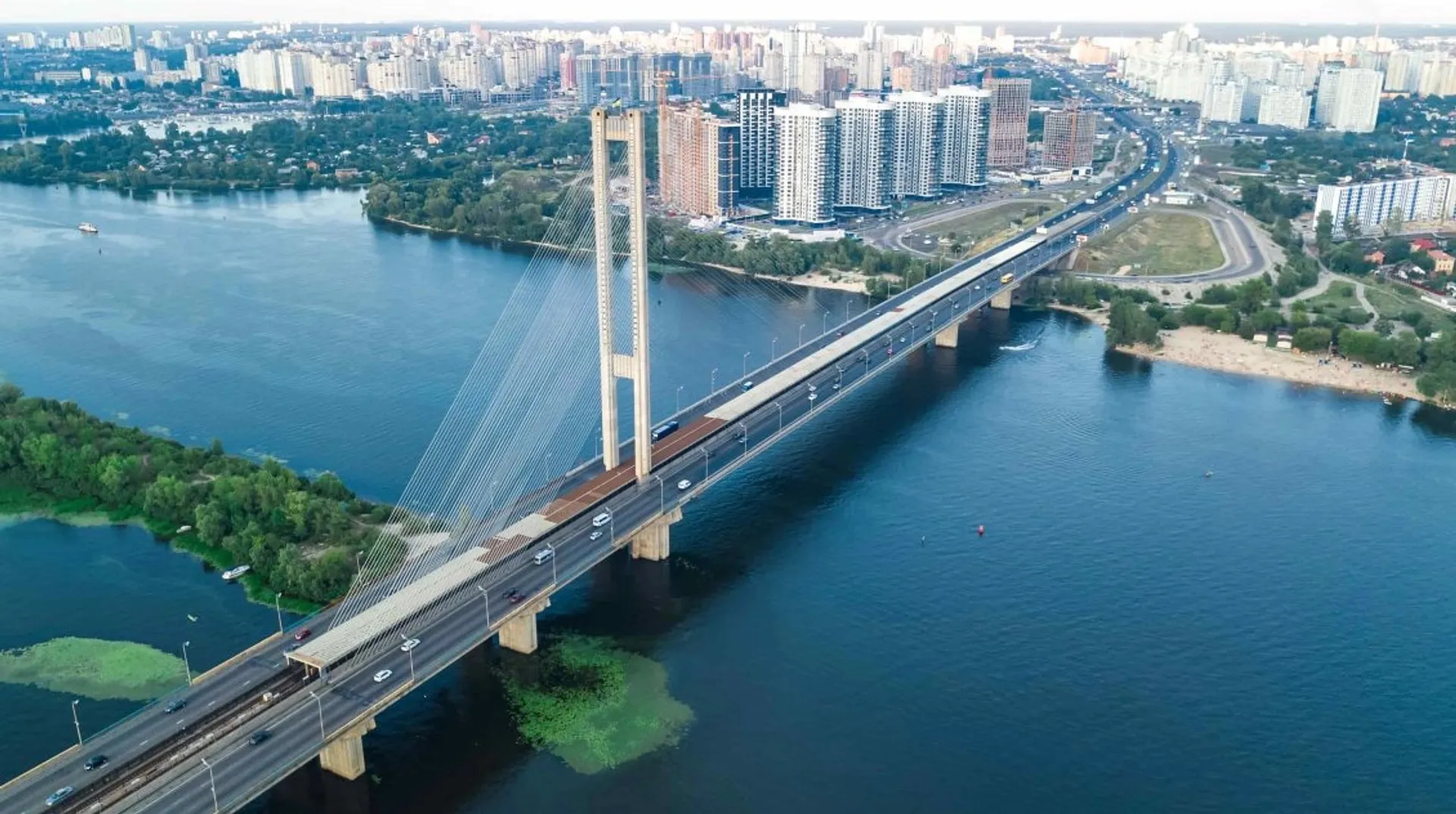 The South Bridge in Kyiv remains closed; subway service on the open section has been suspended