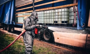 На Київщині стався витік хімічної речовини: рятувальники показали кадри