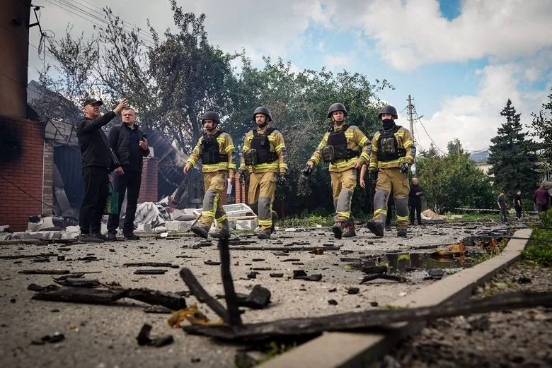 In Vyshneve, entire streets have been destroyed following an attack by the Russian Federation; the evacuation of residents is ongoing