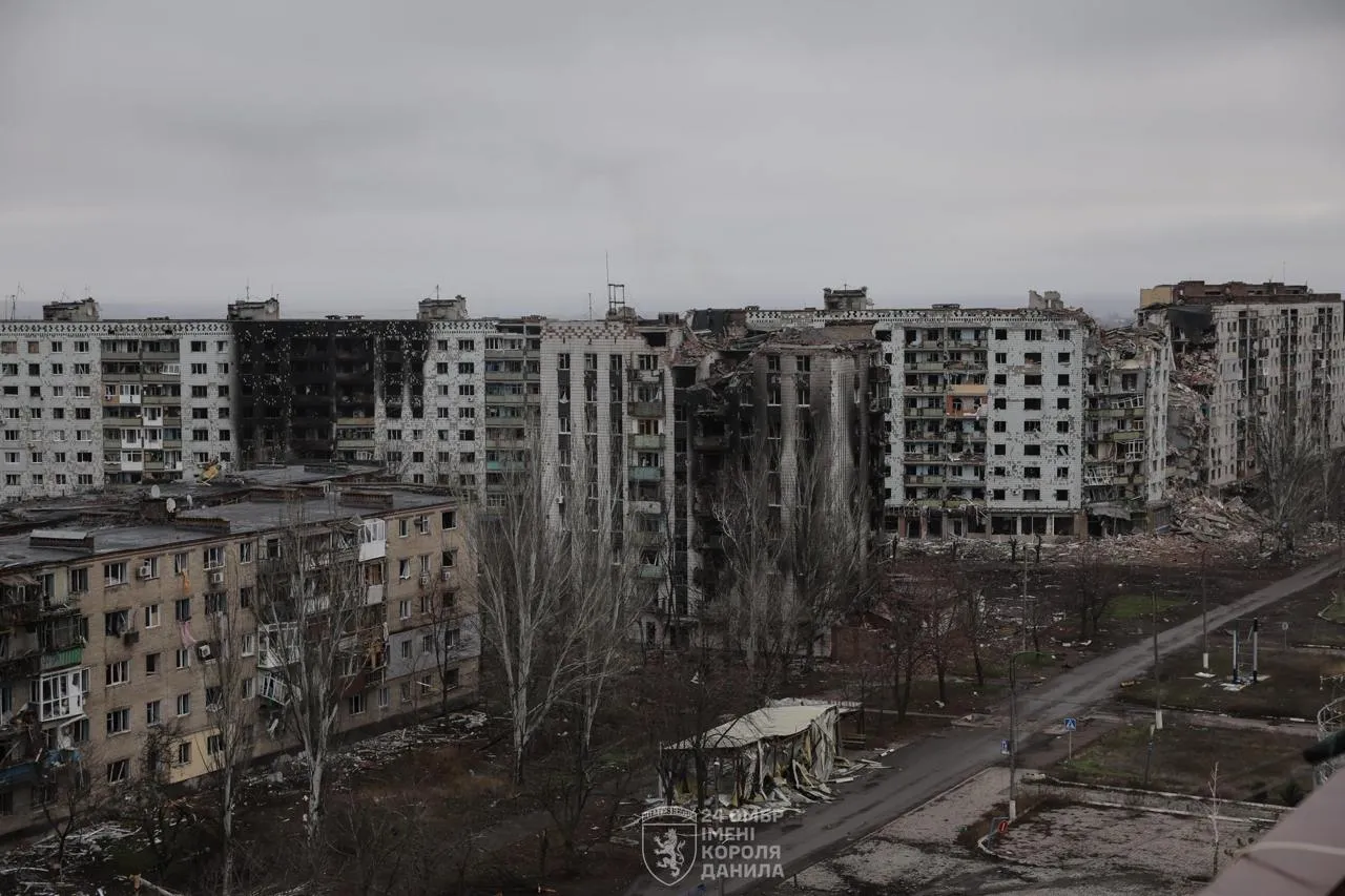 Видео: в Константиновке российский военнослужащий готовил подрыв здания под видом гражданского лица