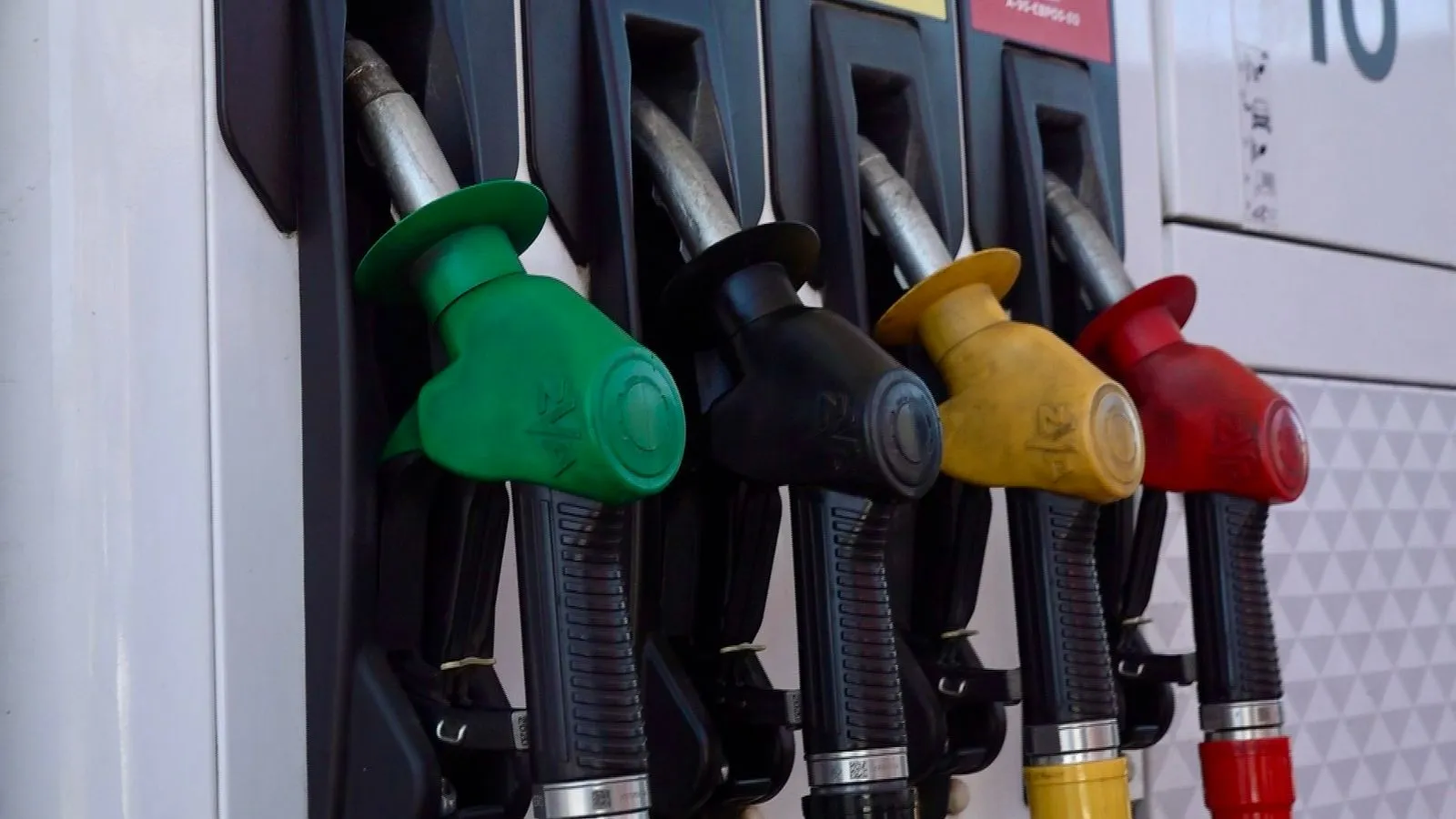 Ціни на пальне 14 квітня: скільки коштують бензин, дизель та газ на АЗС