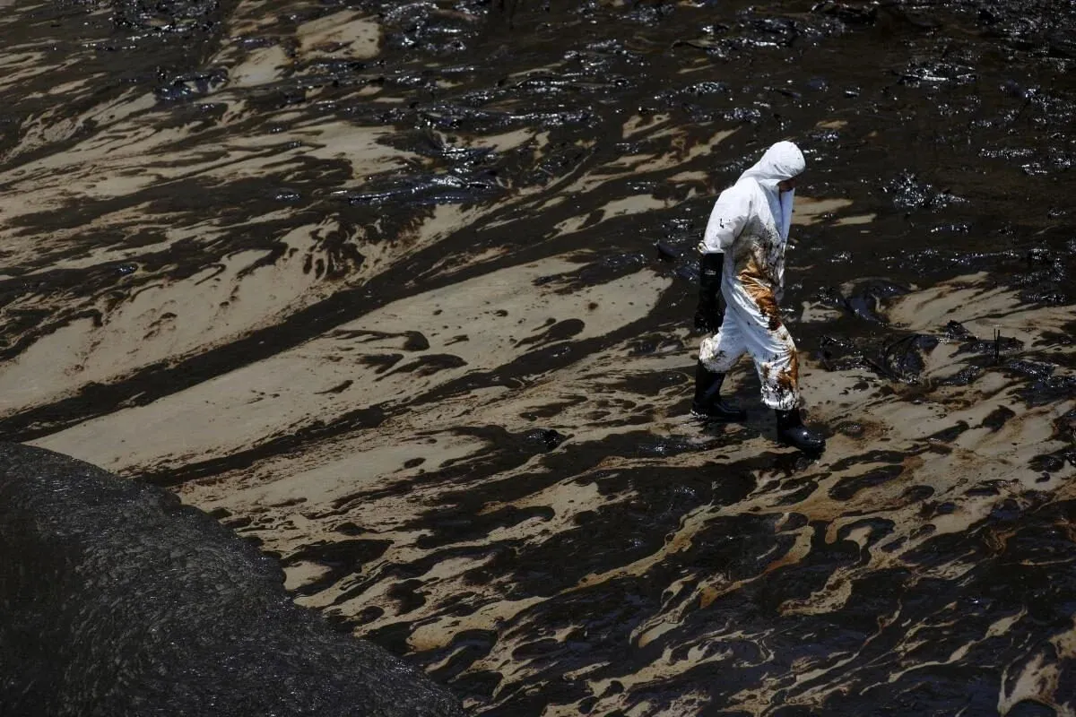 An oil spill has polluted the coast of Anapa five days before the start of the tourist season