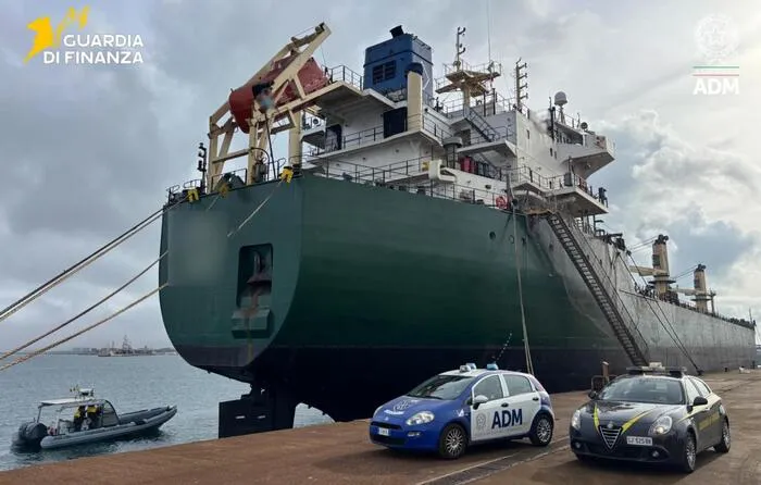 Італія арештувала судно з російським металом через санкції ЄС — ANSA