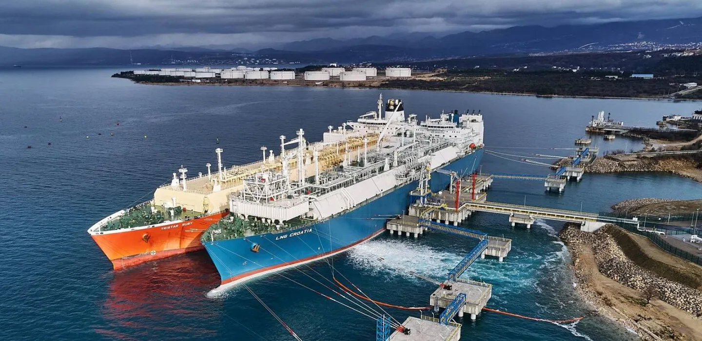 Китай різко збільшив імпорт російського СПГ — Bloomberg