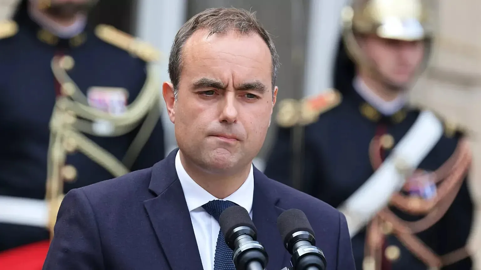 Премьер-министр Франции поручил министрам проводить тестирование на наркотики в своих офисах — AFP